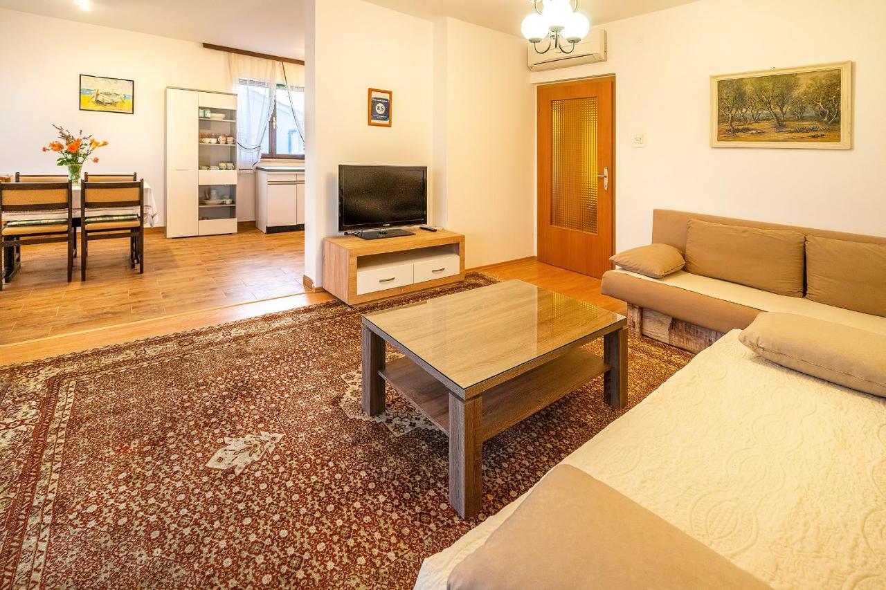 Apartment Jurina 2 *